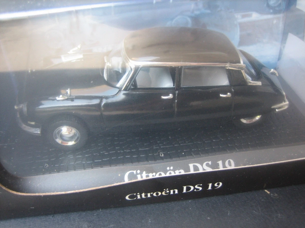 Voiture En Tôle Citroën DS 19 Ancienne, Bleue, Avec Bagages De Toit, Neuve
