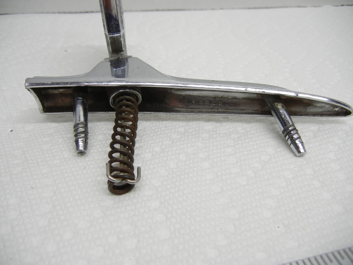 飾り　角 1008466 Pontiac Parisienne Grand Safari Hood Ornament Emblem