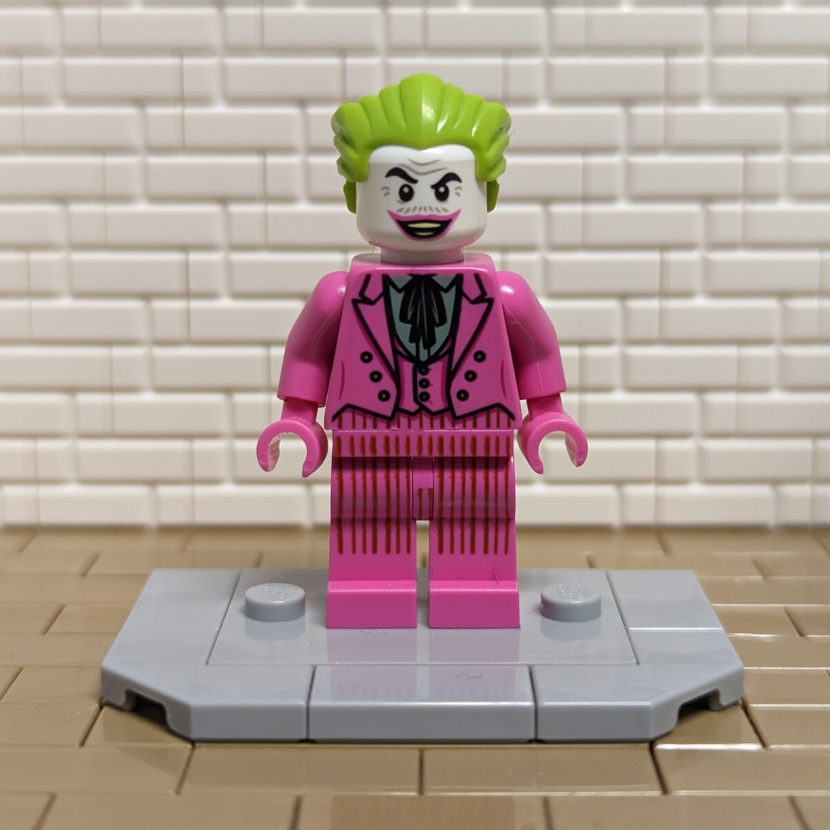 Lego MINIFIGURE The Joker - Dark Pink Suit, Open Mouth Grin Closed Mouth