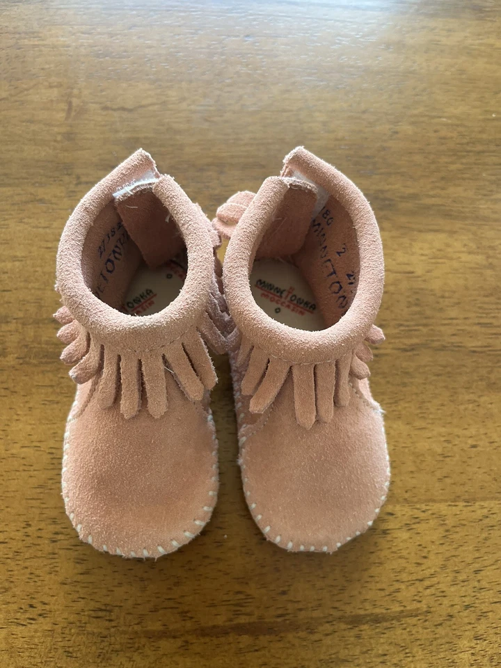Minnetonka Moccasins boots pale pink rose baby girl size 2 - Image 2 of 4