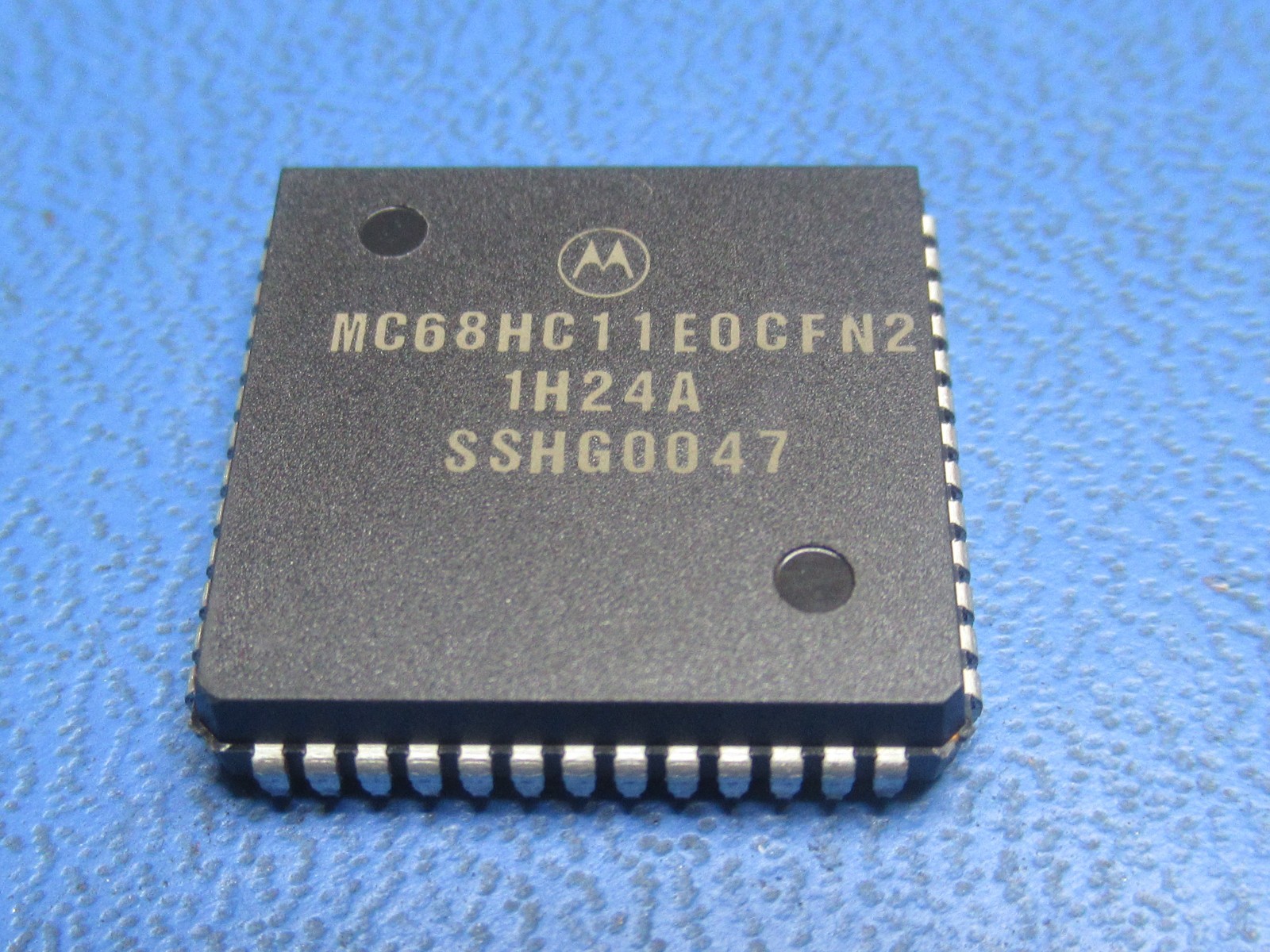 (1) MC68HC11E0CFN2 MOTOROLA IC MCU 8 BIT 2 MHz MICROCONTROLLER 52 PIN PLCC NOS
