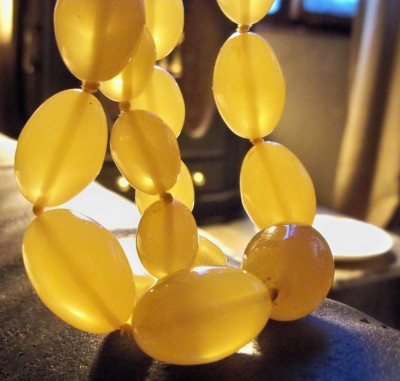VTG long early plastic yellow royal faux Amber Bead knot Necklace mrs egg grass