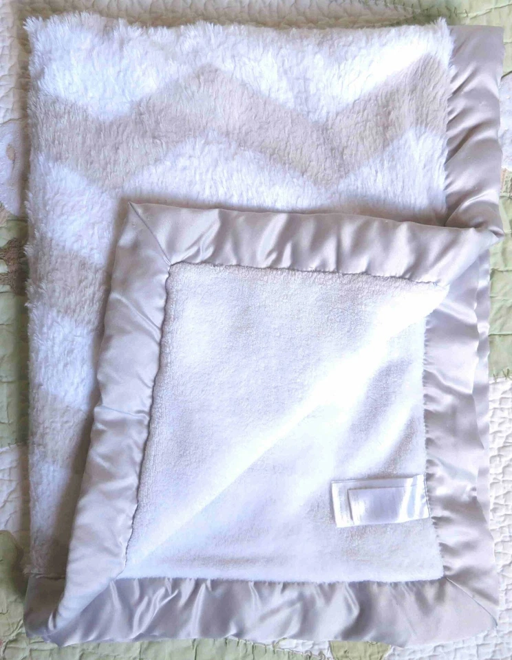 Manta de niño Wendy Bellissimo Chevron ZigZig blanca y gris con borde satinado usada en excelente estado Foto 3 de 3