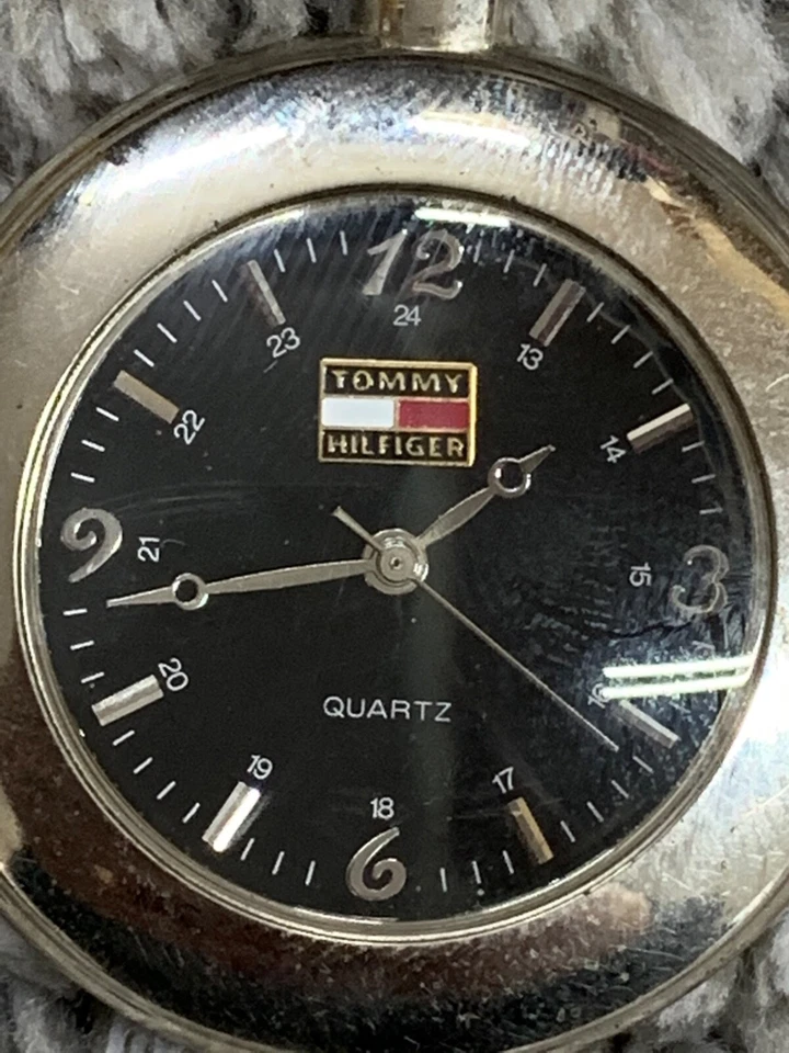 Карманные кварцевые часы Tommy Hilfiger серебристые с черным циферблатом с чехлом (непроверенные) - Изображение 3 из 4