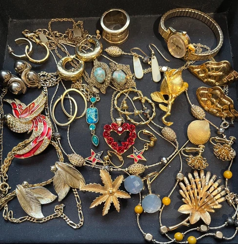 Vintage Large Mixed Gold Tone MOST SIGNED Mixed Jewelry Lot 30+ pieces