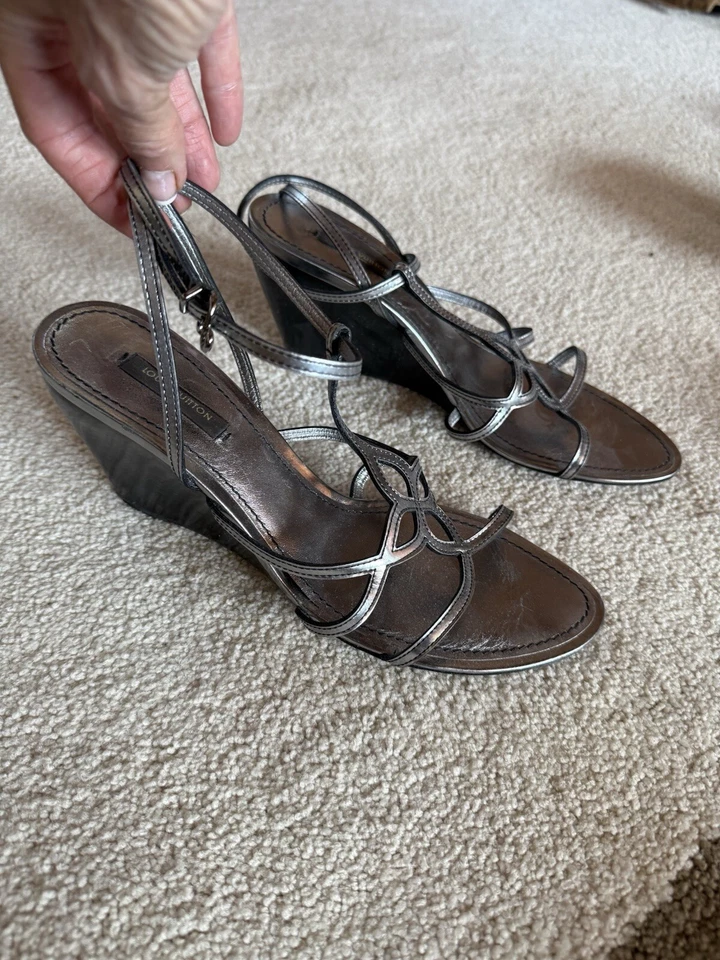 Sandálias anabela Louis Vuitton com alças Gunmetal metálico - Imagem 3 de 4