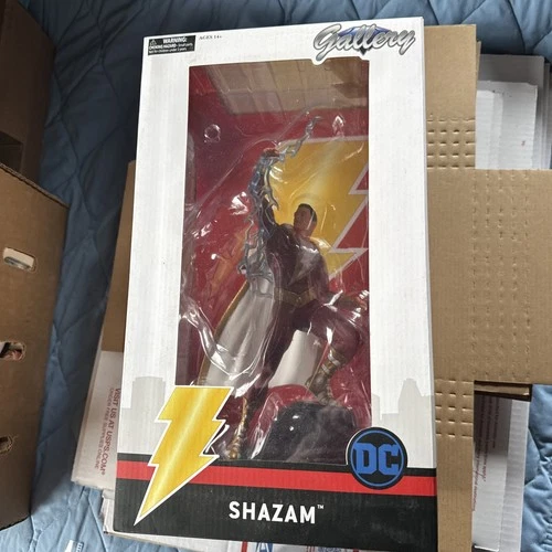 DC Universe Diamond Select Gallery SHAZAM 14"  PVC Diorama Statue