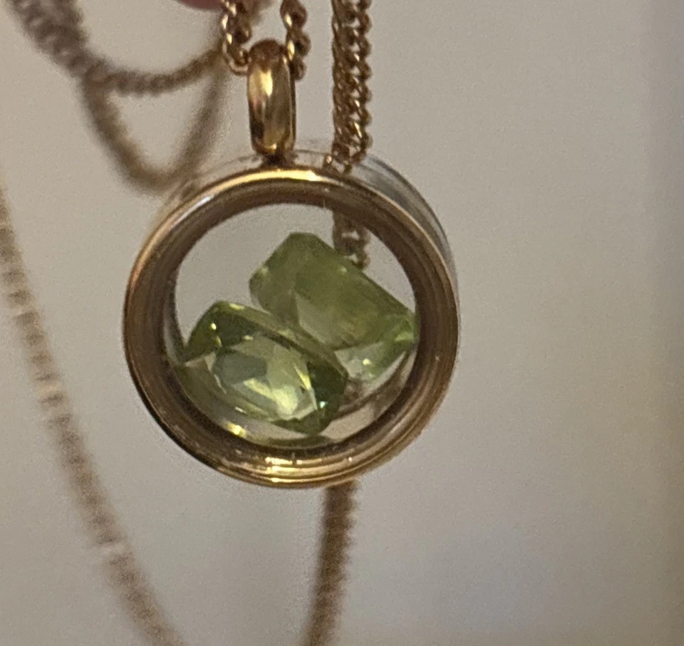 Medallón mini coctelera chapado en oro de 18k con dos peridotos corte princesa Foto 3 de 4