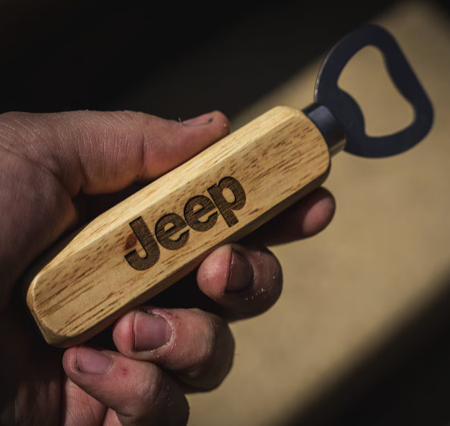 Ouvre bouteille Jeep en bois idéal pour vos pique-niques et barbecues outdoor