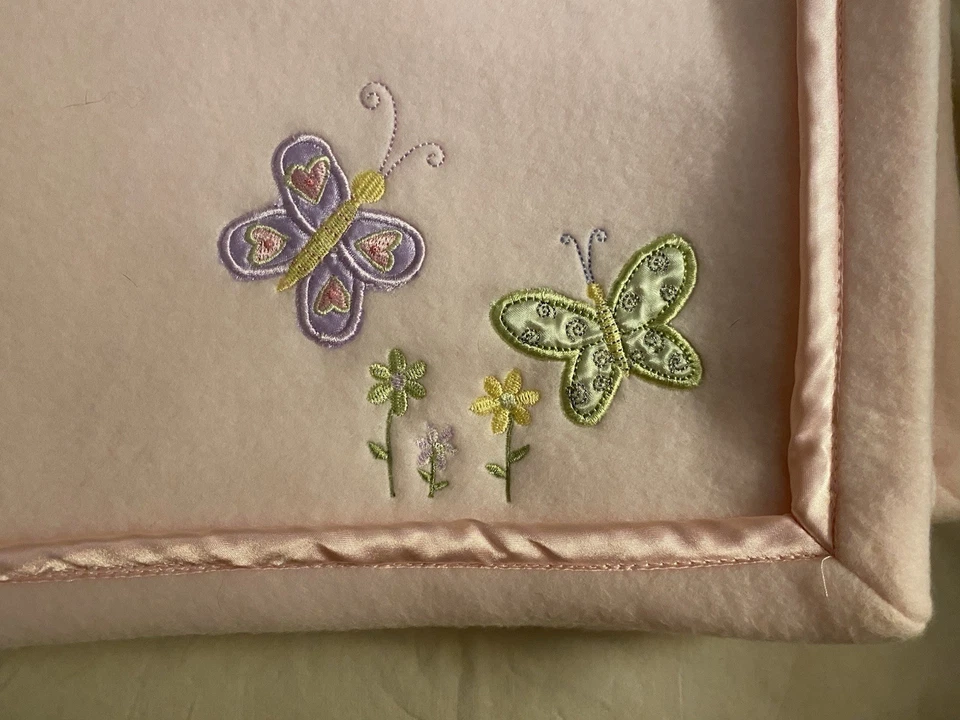 Manta de bebé Tiddlewinks rosa polar púrpura verde mariposa flores borde satinado Foto 2 de 4