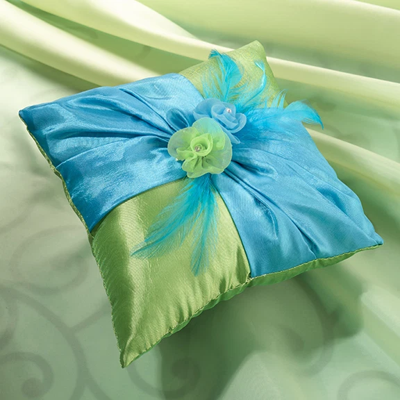 Almohada portadora de anillos azul y verde satinado boda Foto 2 de 2
