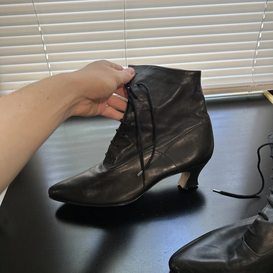 Vintage 80s Pointy Toe Granny Cottagecore Genuine Leather Boots 9 Black Lace Up - Image 4 of 4