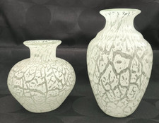 2 vases en verre épais motifs
