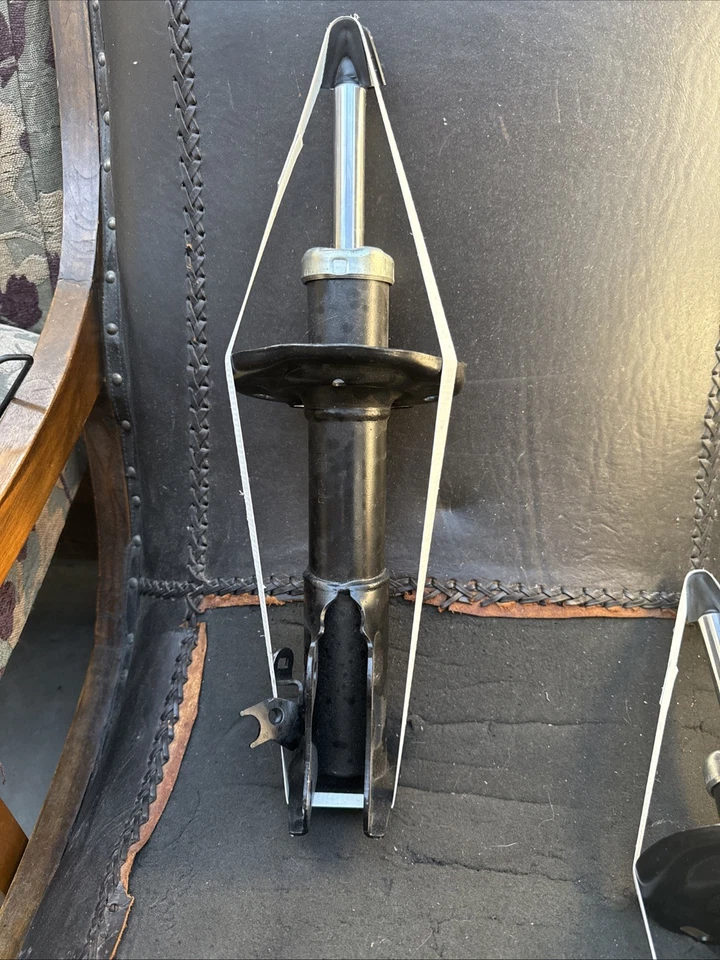 Amortiguadores traseros Honda Civic nuevos puntales de suspensión 2572780101 nunca usados Foto 2 de 3