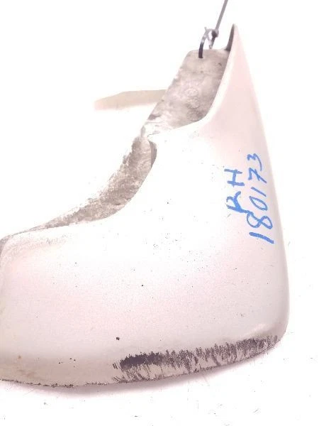 2000 TOYOTA SIENNA LE PASSENGER SIDE FRONT MUD GUARD  - Image 3 of 4