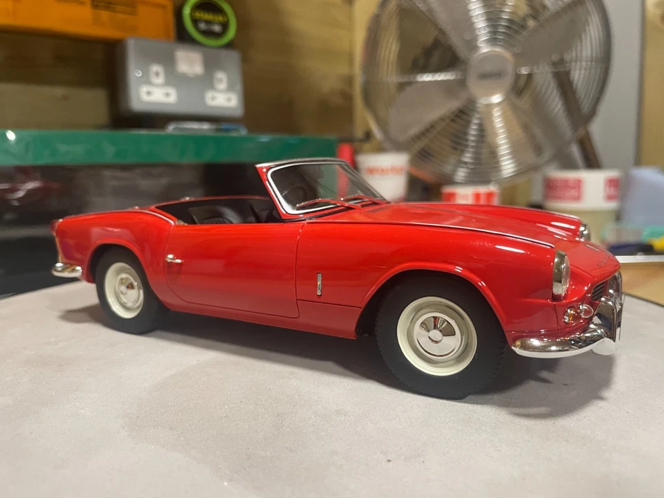 TRIUMPH Spitfire Mk2 in Signal red - Cult Scale 1:18 - Image 3 of 4