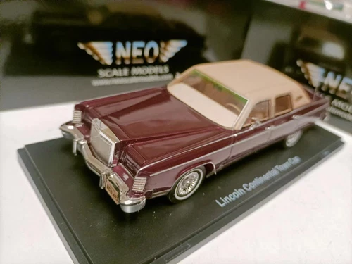 Neo 1/43 Lincoln Continental Town Car 1978 red met #44423 PandaVia-Modell - Bild 2 von 7