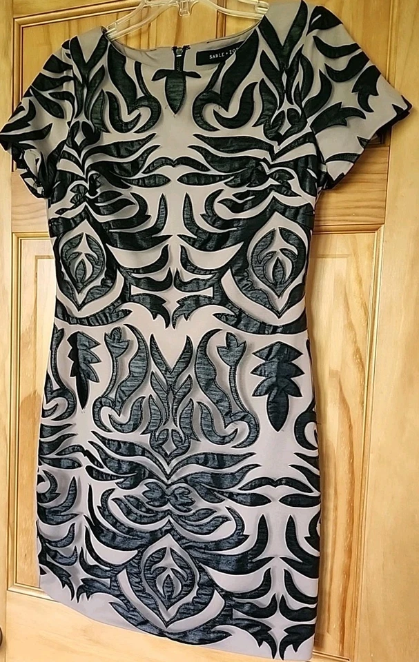 Vestido para mujer Sable & Zoe talla M, negro bordado transparente, forrado, ajustado, cremallera Foto 2 de 4