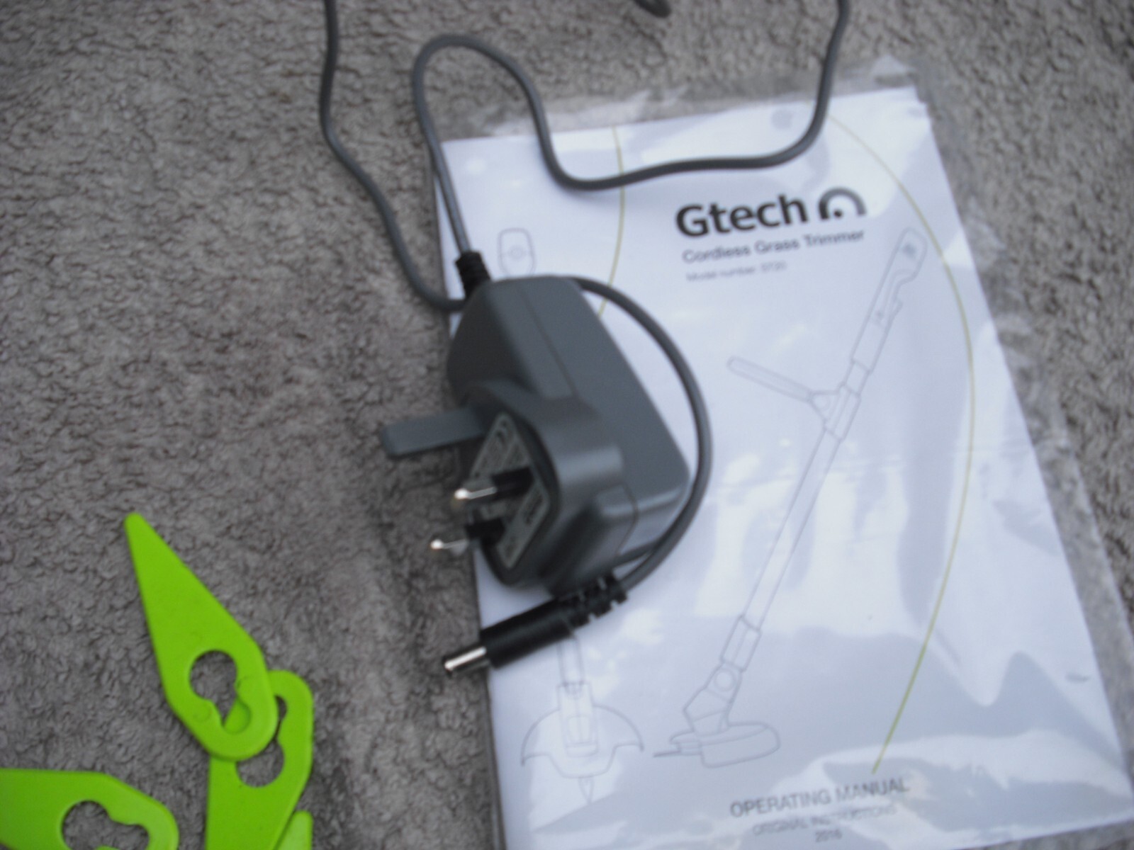GTECH STRIMMER MODEL ST20 USED WITH BATTERY & CHARGER & SPARE BLADES