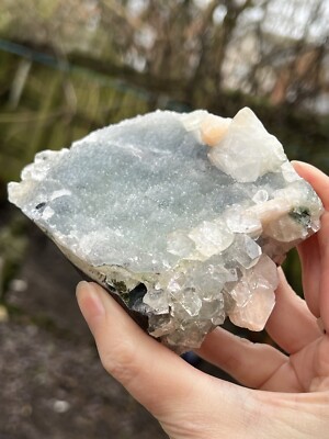 Schwarzer Chalzedon großer Cluster 589g 5 mit Apophyllit und Stillbiss