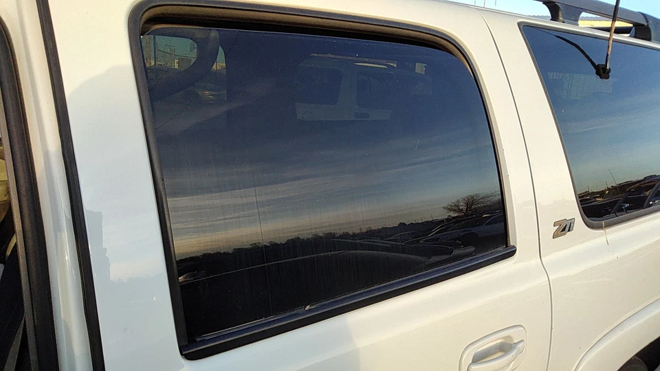 Chevy Suburban 2000-2006 conductor ventana trasera izquierda puerta vidrio parte trasera OEM Foto 2 de 3
