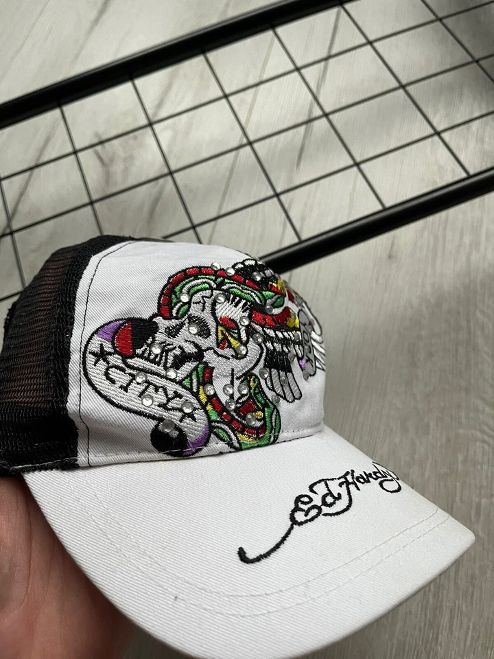 Gorra de colección Ed Hardy con tirantes calavera pedrería logotipo Y2K bordado blanco Foto 4 de 4
