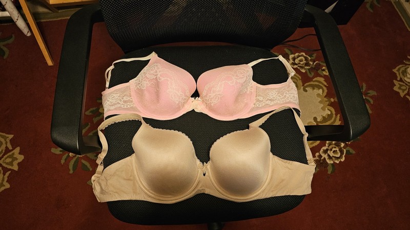 Pair of Victoria Secret bras size 34DD pink and tan. In great condition!
