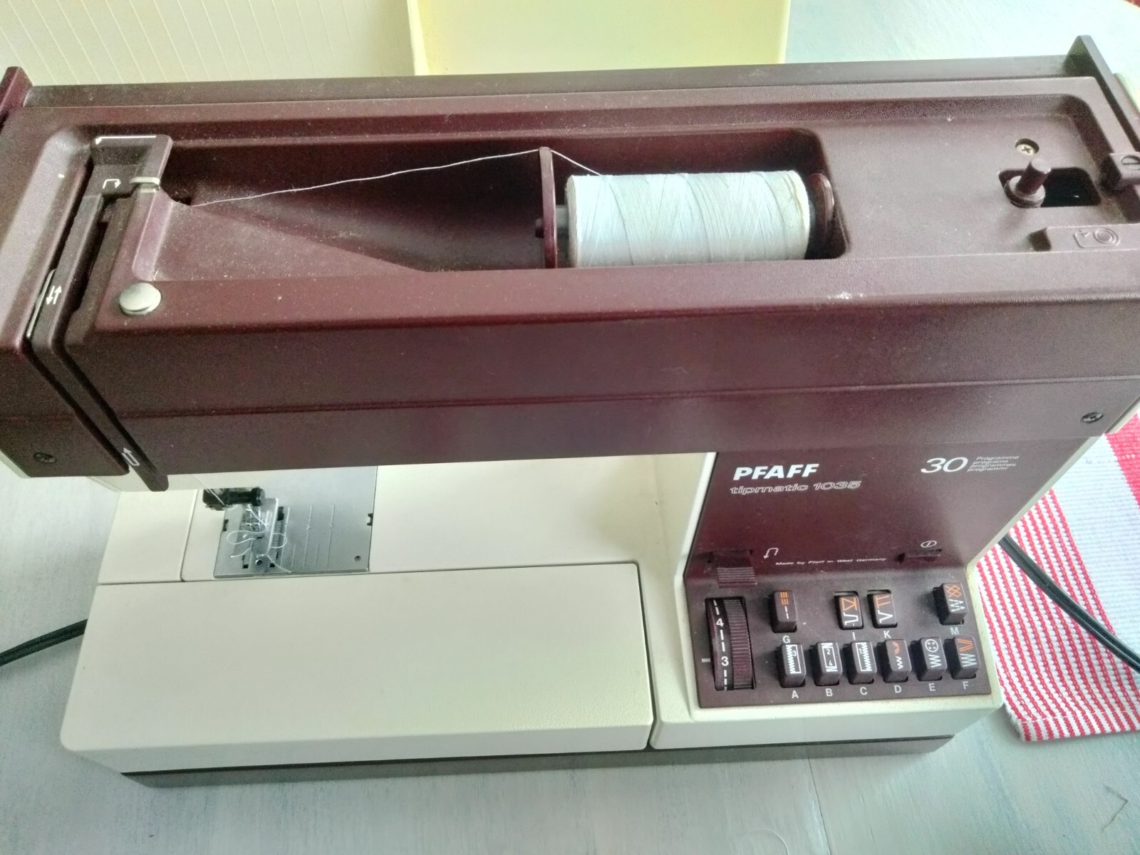 PFAFF 1035 Tipmatic Sewing Machine Working w/extras, beige, 30 programs