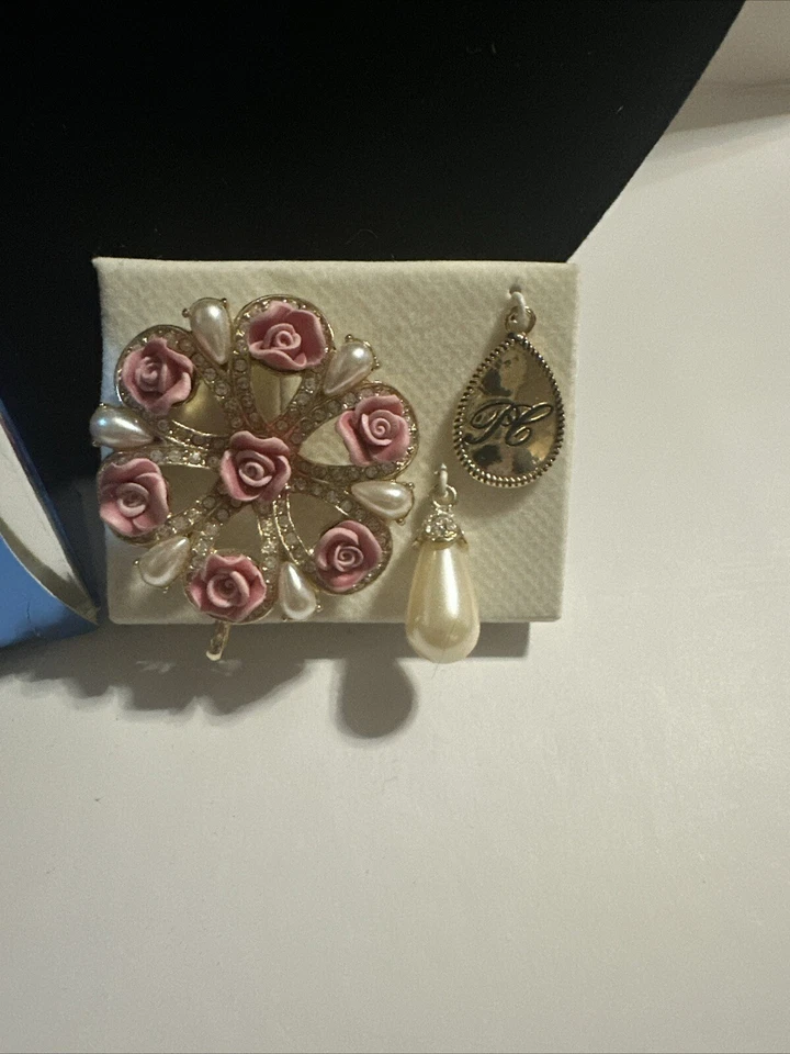 Avon President’s Recognition Achievement Pin President’s Club Female 2005-2006 - Image 2 of 4