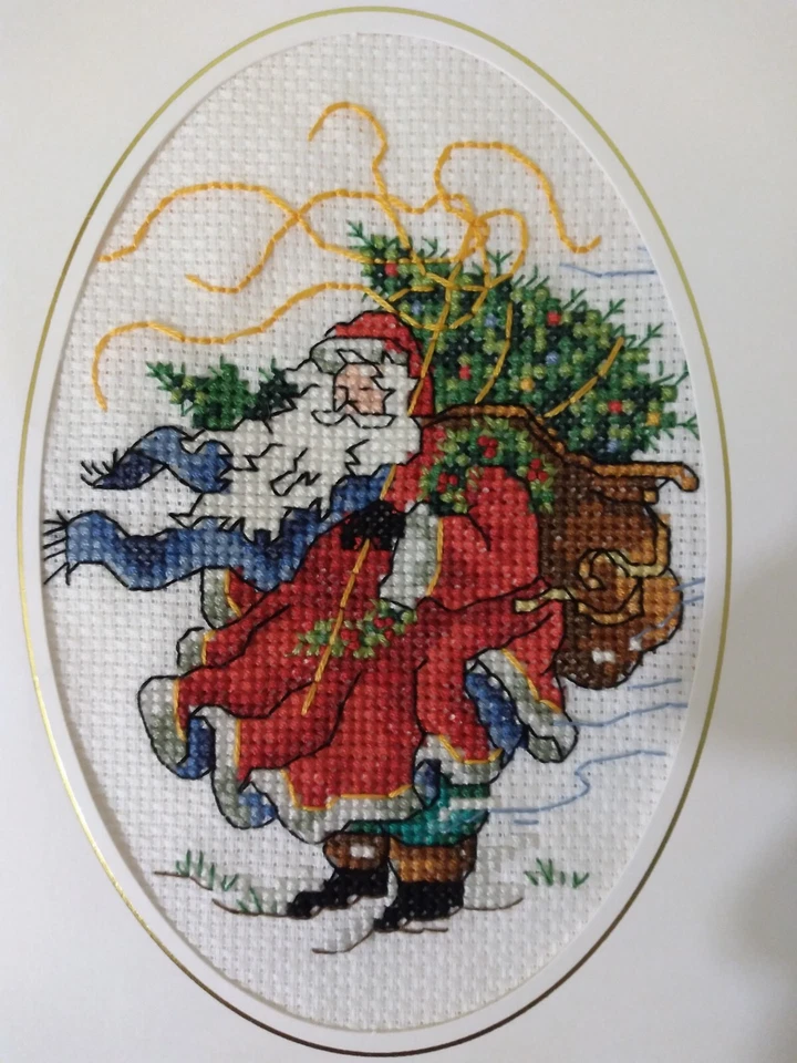 Hermosa tarjeta de Navidad de punto de cruz terminada de Papá Noel barrido por el viento 6 X 8 Foto 2 de 4