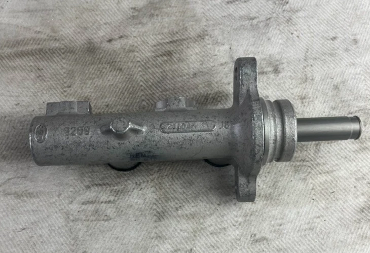 Cilindro maestro de freno OEM 10-2975 Reman se adapta; Dodge Grand Caravan 2001-2002 Foto 2 de 4