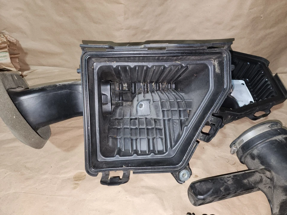 10-15 Chevrolet Camaro SS 10-15 Limpiador de Caja de Aire Cubierta de Admisión Carcasa Filtro Fabricante Original 6,2 L Foto 3 de 4