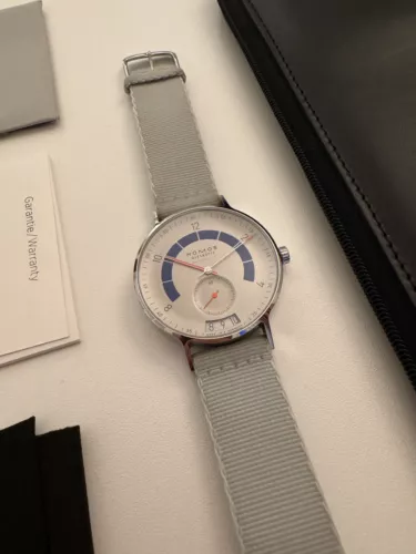 Nomos Autobahn neomatik 41 Datum sportgrau / Zwei Nomos Armbänder /Automatik Uhr