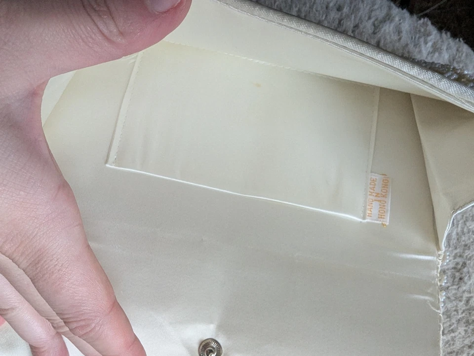 Bolso clutch blanco con cuentas de seda con perlas de imitación y lentejuelas Foto 4 de 4