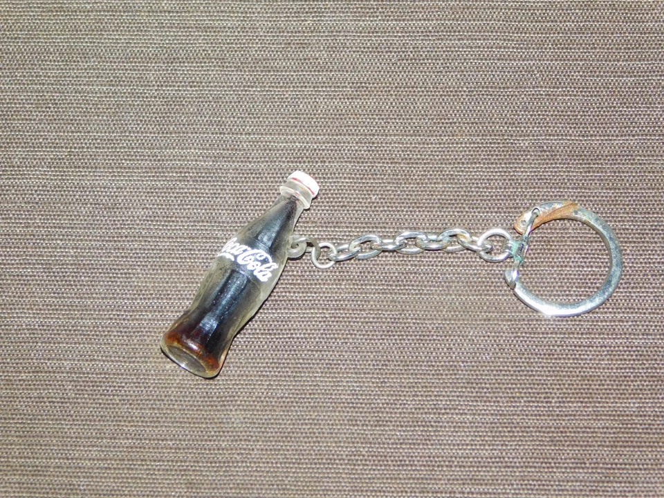 VINTAGE COKE COCA COLA MINI PLASTIC BOTTLE KEYCHAIN KEY CHAIN - Image 4 of 4