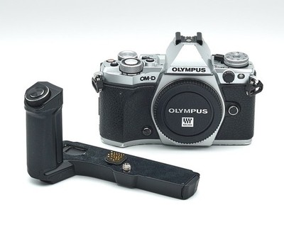 Olympus OM-D E-M5 II Gehäuse silber + HLD-8 Topzustand #X39343**