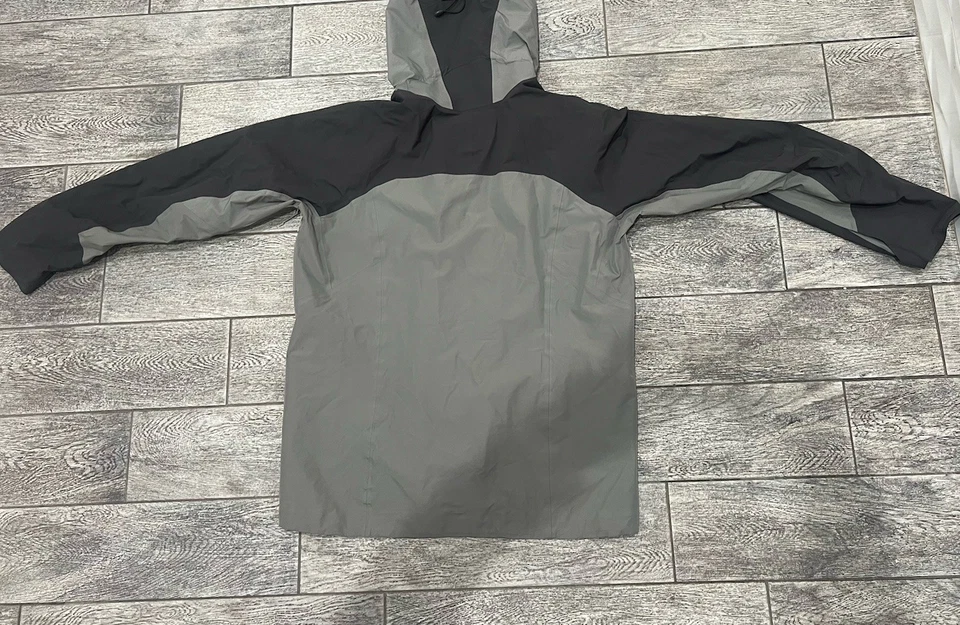 Patagonia Gore-tex Pro Rain Jacket Hard Shell XL Size. Gray Black - Image 3 of 4