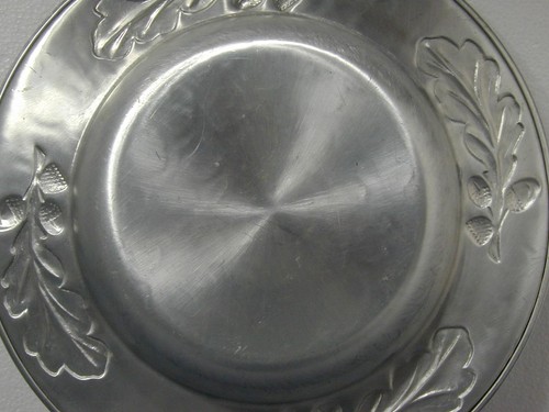 Vintage Hammered Aluminum Acorns Oak Leaf 10 5/8” Round Plate Bowl Serving Tray - Picture 5 of 9