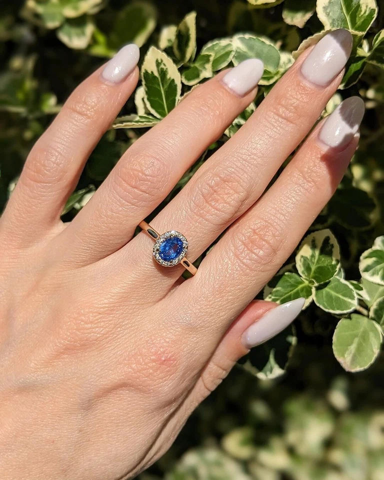 Anillo de aniversario ovalado de diamantes con zafiro azul natural de 1,32 quilates de oro amarillo real de 18 quilates Foto 2 de 4