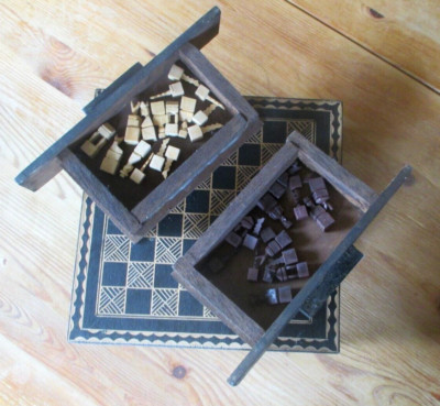 Boîte De Jeu De Backgammon Et D'échecs En Marqueterie De Bois Incrustée De Micro Mosaïque