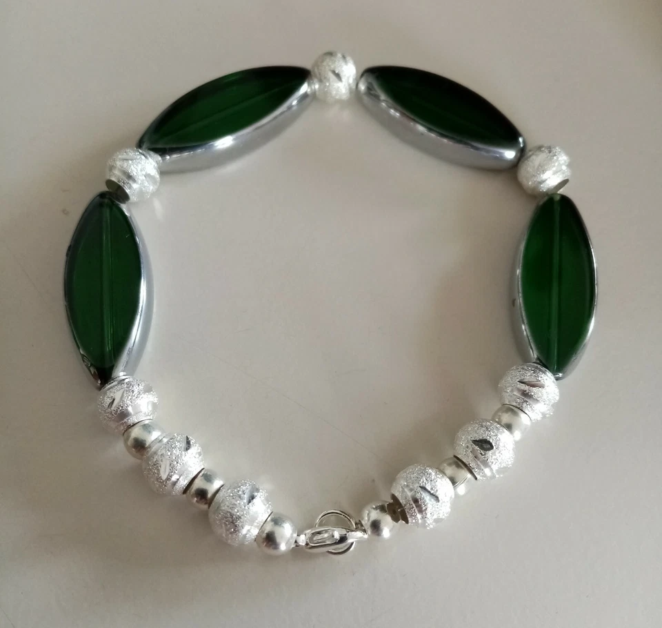 Perlen Armband versilberte Struktur Perlen und Ellipse Perlen in grün 21 cm - Bild 3 von 3