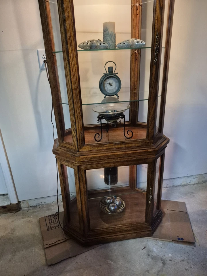 Armario de curiosidades de roble iluminado estilo tradicional Foto 4 de 4