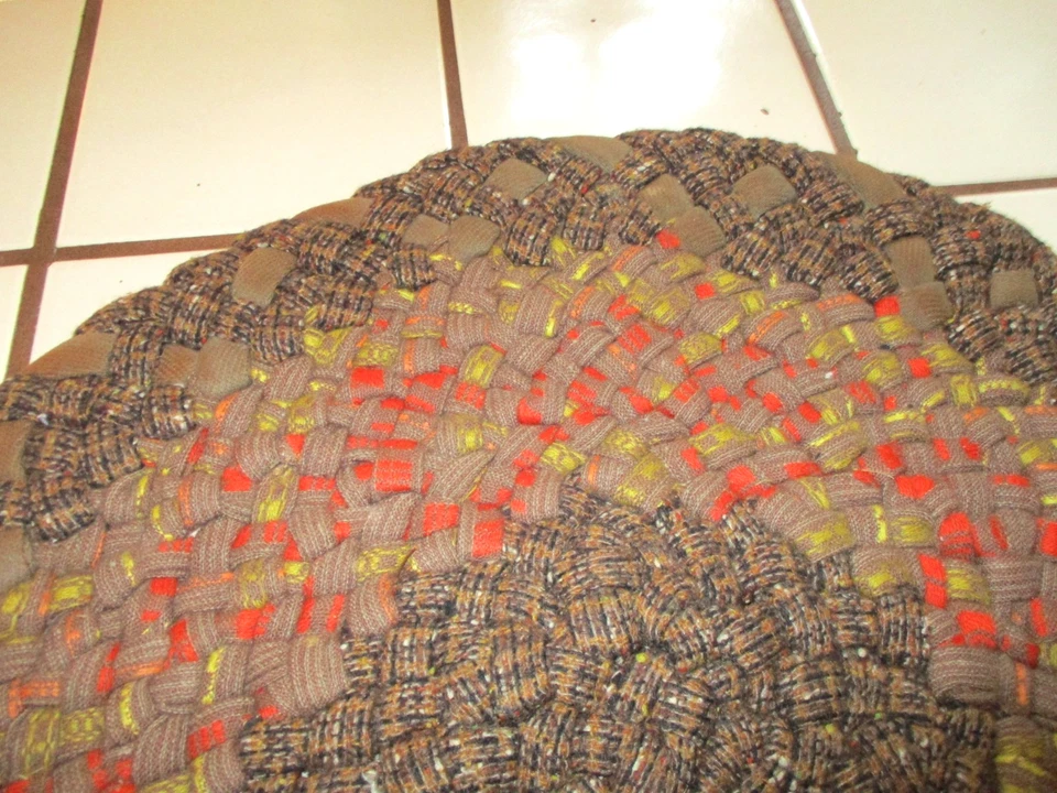 ALFOMBRA TRENZADA VINTAGE TEJIDA DE LANA MARRÓN Y NARANJA, ROJA Y AMARILLA Foto 3 de 4