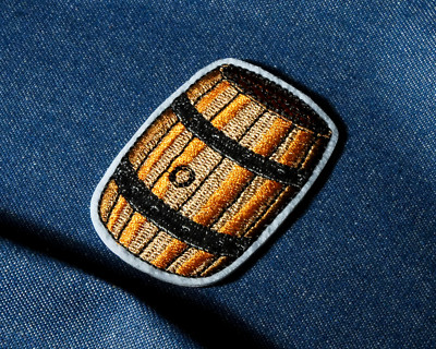 Holzfass Bügelbild Patch - 7 x 4,5 cm bestickt Piraten Getränk Fass Design