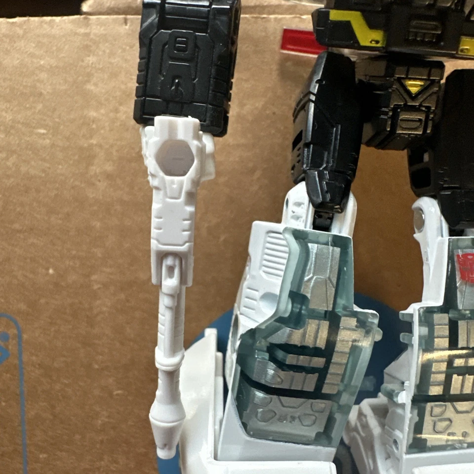 Transformers Prowl Complete Siege WFC Deluxe Class - Image 3 of 4