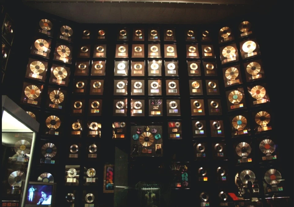 Def Leppard – Pyromania / LP Gold 12" / Souvenir in black fram / Memorabilia - Image 4 of 4