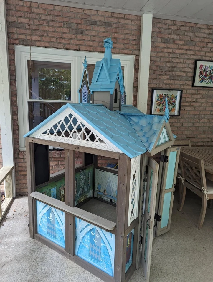 Disney's Frozen 2 Arendelle Playhouse de KidKraft, regalo, juguete, exterior, interior Foto 2 de 4