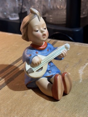 Goebel Hummel #53 Joyful  Banjo Betty  TMK2 Full Bee Germany small no base MINT