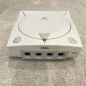 SEGA Dreamcast Console Lot: 4 Controllers, 2 Light Guns, 32 Games, GameShark