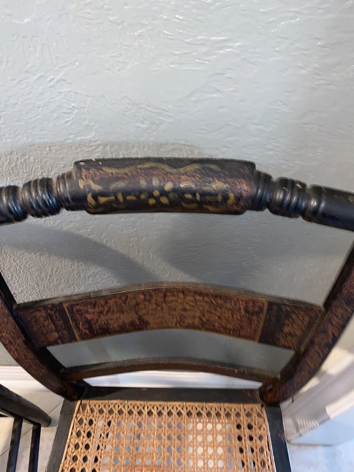 Par - Antigua silla de caña original Hitchcock pintada a mano negra y dorada de granja Foto 3 de 4